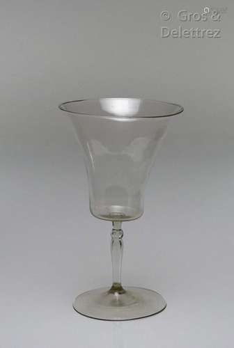 Verre à tige avec coupe campaniforme ; métal jaune…