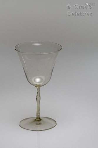 Verre à tige avec coupe campaniforme ; métal jaune…