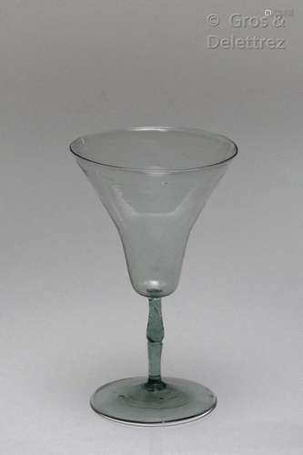 Verre à tige avec coupe campaniforme ; métal gris …