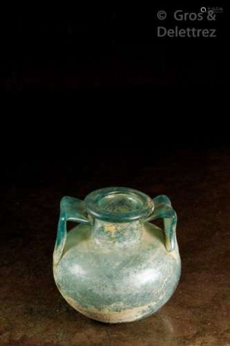 Urne funéraire globulaire à deux anses en verre bl…