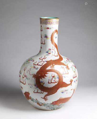 Chinese Art. A large tianchuping porcelain vase de…