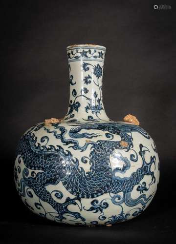 Chinese Art. A blue and white porcelain tianqiupin…