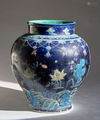 Chinese Art. A large fahua pottery jar China, Ming…