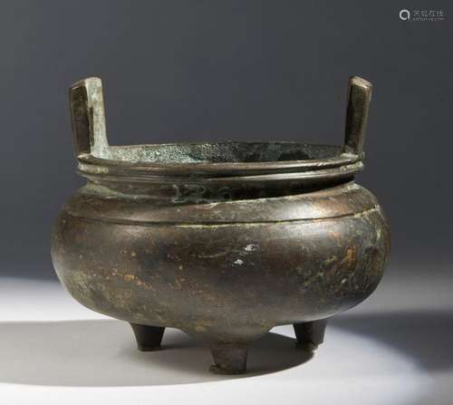 Chinese Art. A bronze ding tripod censer China, Qi…