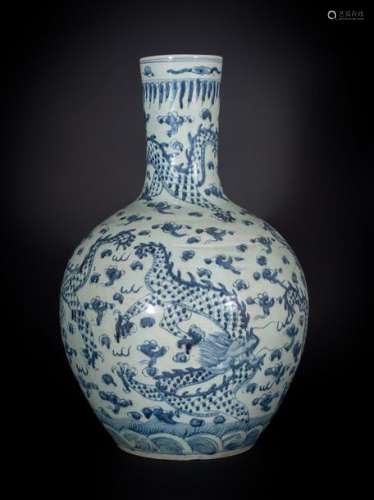 Chinese Art. A large tianqiuping vase with blue an…