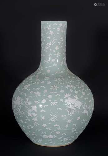 Chinese Art. A large tianqiuping celadon glazed po…