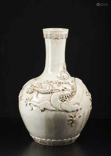 Chinese Art. A large white porcelain vase with app…