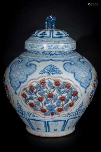 Chinese Art. A large jar with cover China, Qing, 1…