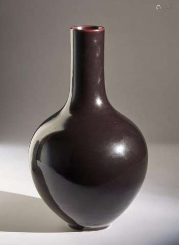 Chinese Art. A monochrome aubergine vase bearing a…
