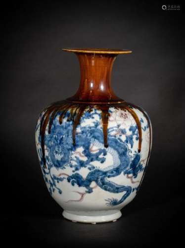 Chinese Art. A porcelain vase with dragon China, Q…