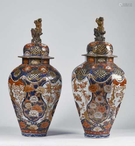 Japanese Art. A pair of large Imari porcelain vase…