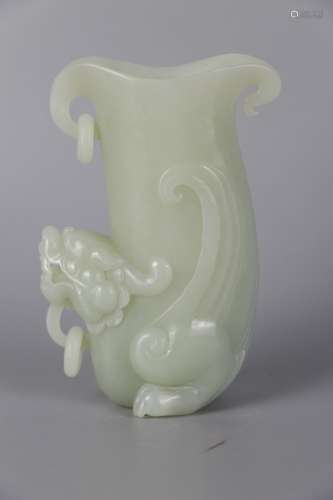 A WHITE JADE FLOWER RECEPTACLE