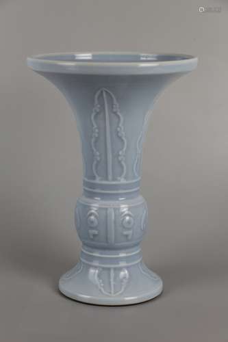 A BLUE GLAZE FLOWER VASE