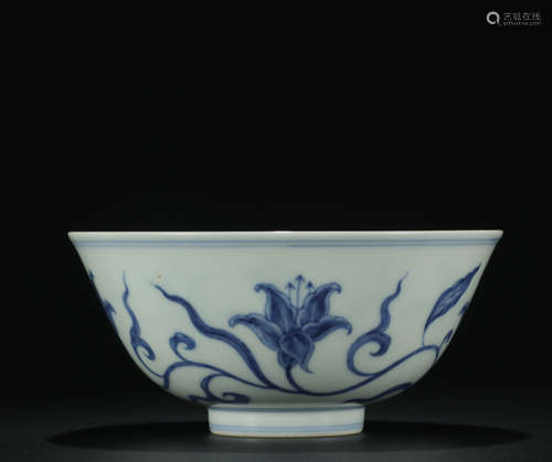 A BLUE AND WHITE FLOWER BOWL