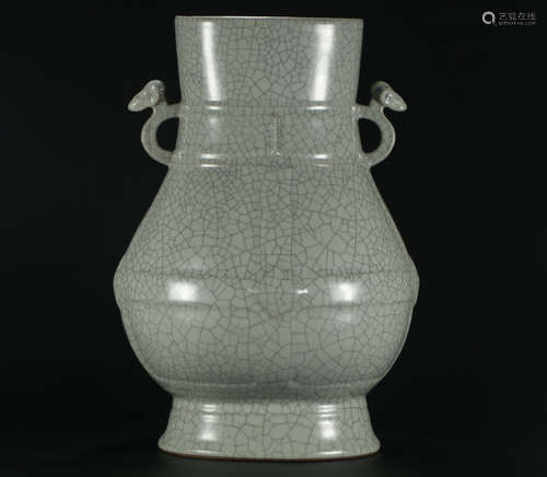 A GE GLAZE BOTTLE WITH PIERCED HANDLES