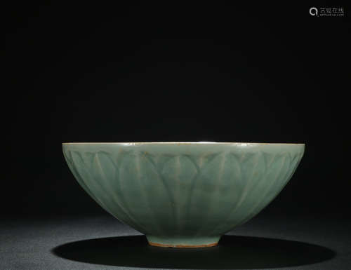 A LONGQUAN KILN BOWL SHAPED WITH FLOWER PATALS