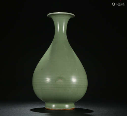 A LONGQUAN KILN BOTTLE WITH CHORD MARKS
