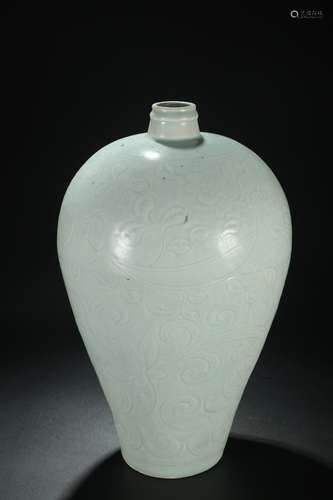 A WHITE GLAZE PLUM VASE