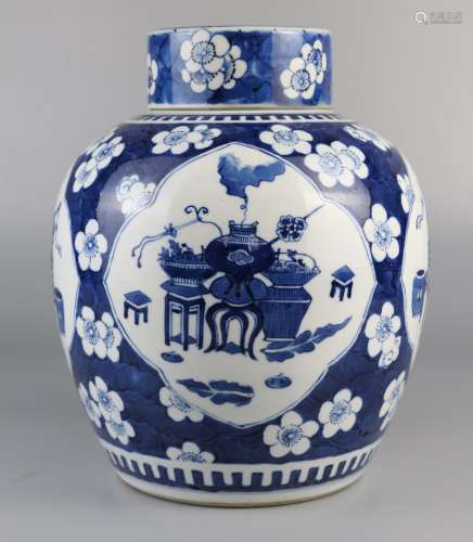 Kangxi blue and white ice plum vase with ancient patterns