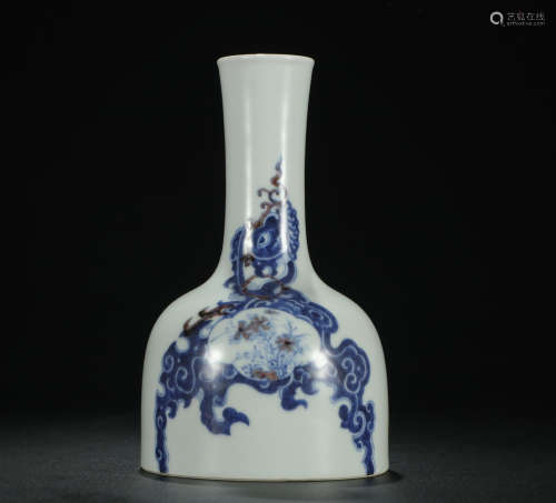 A BLUE AND WHITE ZUN WITH DRAGON PATTERNS