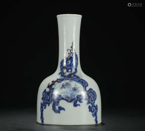 A BLUE AND WHITE ZUN WITH DRAGON PATTERNS