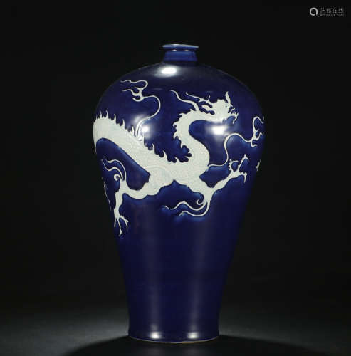 A BLUE AND WHITE PLUM VASE WITH DRAGON PATTERNS