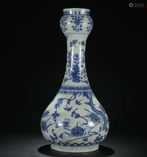 A BLUE AND WHITE GARLIC-HEAD VASE PAINTED WITH CHARACTERS