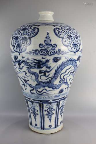 Blue and white plum vase with dragon pattern