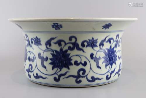 Blue and white flower folding basin