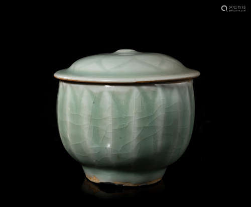 SOUTHERN SONG DYNASTY, CHINESE LONGQUAN KILN CELADON PORCELAIN BOWL WITH LID
