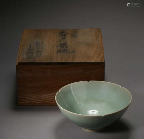 SOUTHERN SONG DYNASTY, CHINESE LONGQUAN KILN PORCELAIN BOWL WITH FLOWER-SHAPED MOUTH