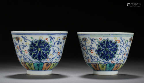 A PAIR OF ANCIENT CHINESE WUCAI PORCELAIN CUPS