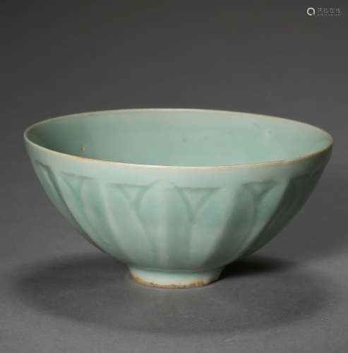 SOUTHERN SONG DYNASTY, CHINESE LONGQUAN KILN PORCELAIN BOWL
