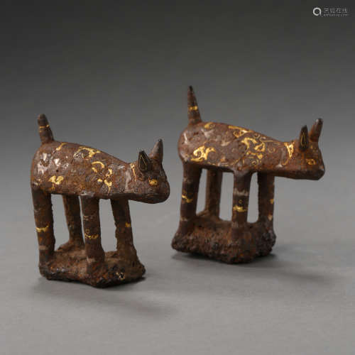 A PAIR OF ANCIENT CHINESE BRONZE BEASTS INLAID GOLD