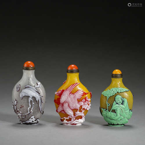 A SET OF ANCIENT CHINESE COLORED GLASS SNUFF BOTTLES