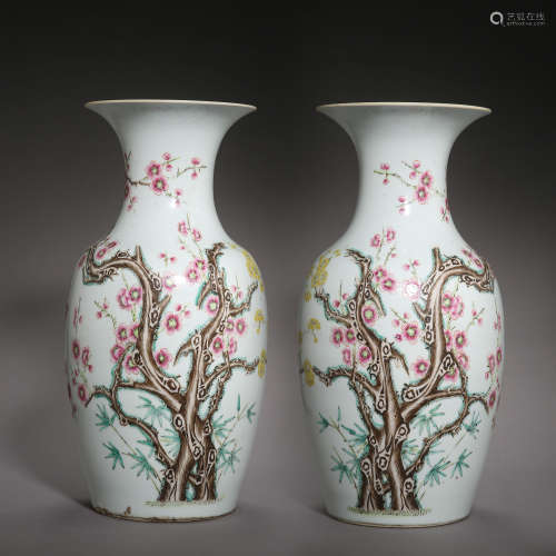 LATE QING DYNASTY OR THE REPUBLIC OF CHINA, A PAIR OF COLORED PORCELAIN VASES