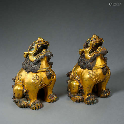 A PAIR OF ANCIENT CHINESE GILT BRONZE BEASTS