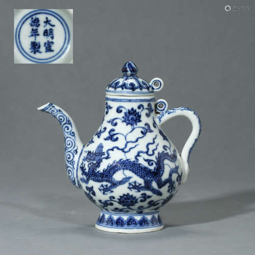 ANCIENT CHINESE BLUE AND WHITE PORCELAIN FLAGON