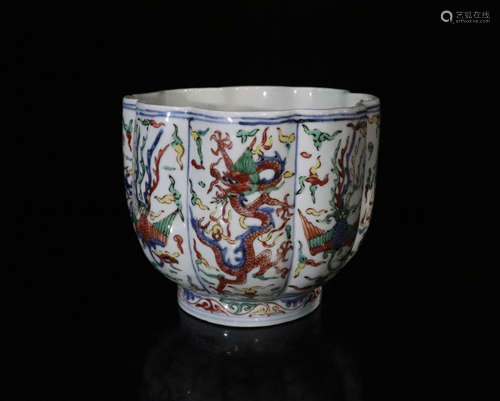 MING DYNASTY CHINESE WUCAI PORCELAIN FLOWER SHAPED POT WITH DRAGON AND PHOENIX PATTERN