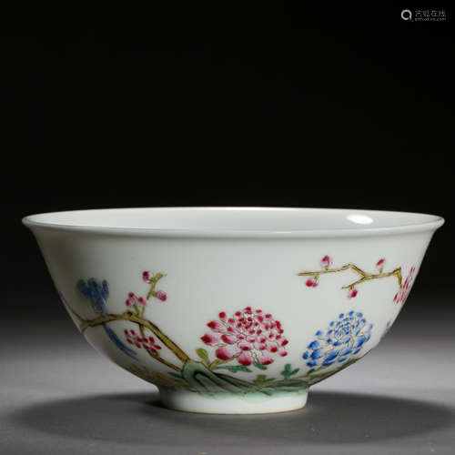 QING DYNASTY, XUANTONG, FAMILLE ROSE PORCELAIN BOWL WITH YELLOW AND RED CHRYSANTHEMUM