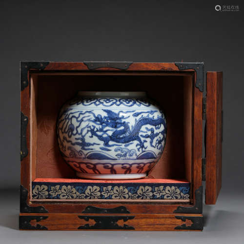 CHINESE MING DYNASTY BLUE AND WHITE PORCELAIN JAR