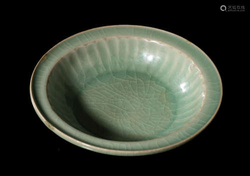 SOUTHERN SONG DYNASTY, LONGQUAN KILN PORCELAIN CELADON PLATE