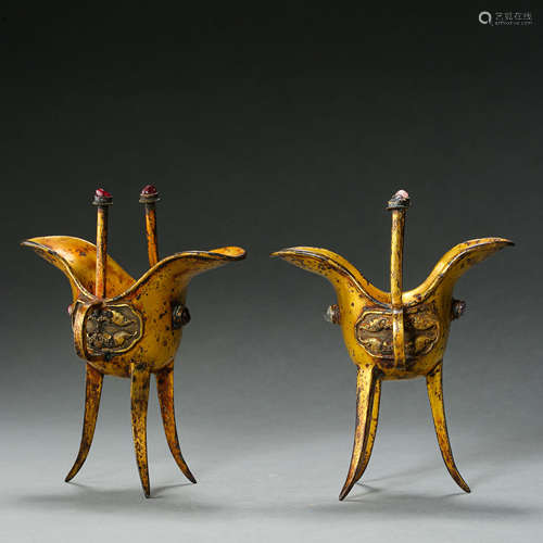 MING DYNASTY, A PAIR OF CHINESE GILT BRONZE GOBLETS INLAID PRECIOUS STONES