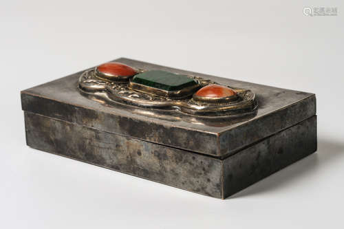 CHINESE SILVER BOX WITH AGATE AND JADEITE INLAY