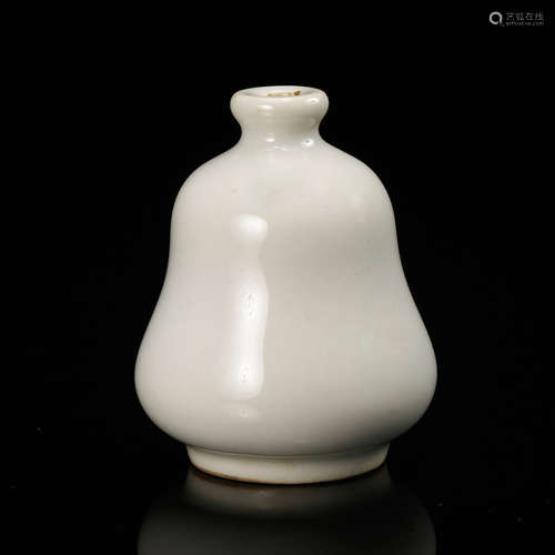 Chinese White Glazed Porcelain Snuff Bottle