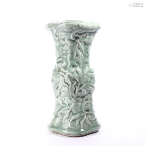 Late Qing Dynasty bean green glaze with flower patterns