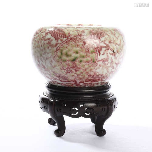 The flower decorative jar with alum red flowers in mid Qing Dynasty