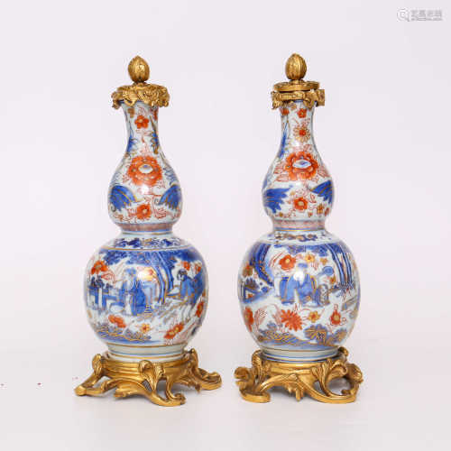 A pair of gourd bottles decorated with blue, white, alum and red figures
