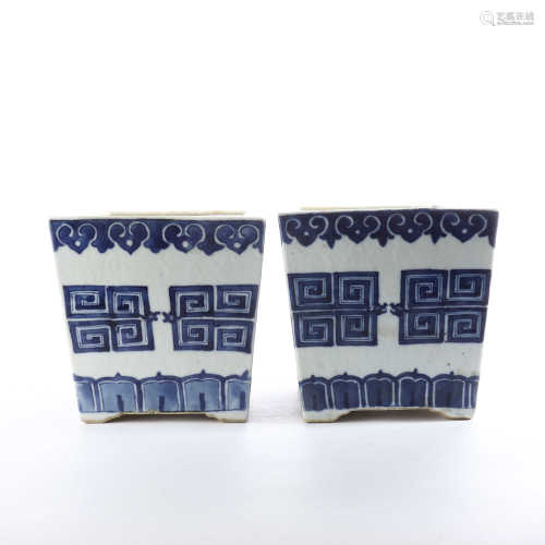 A pair of flowerpots decorated with blue and white flowers in the middle of Qing Dynasty