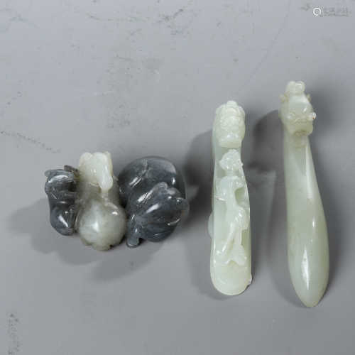 A group of white and black jade carvings of Qing Dynasty